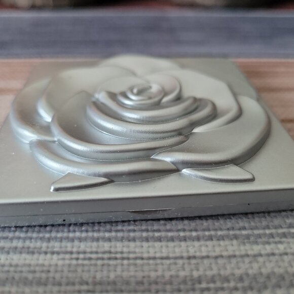 🌹Elegant Rose Blossom Compact Makeup Mirror Normal & Magnifying (Silver Color) - Picture 7 of 11
